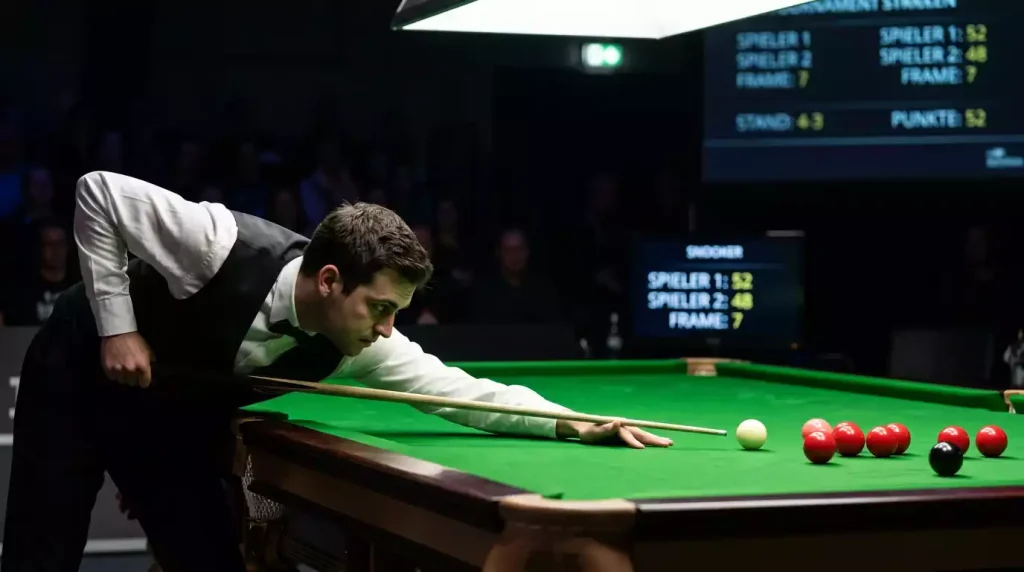 Profi-Snookerspieler im aggressiven Attacking-Style am Crucible-Tisch beim Long Pot auf eine rote Kugel