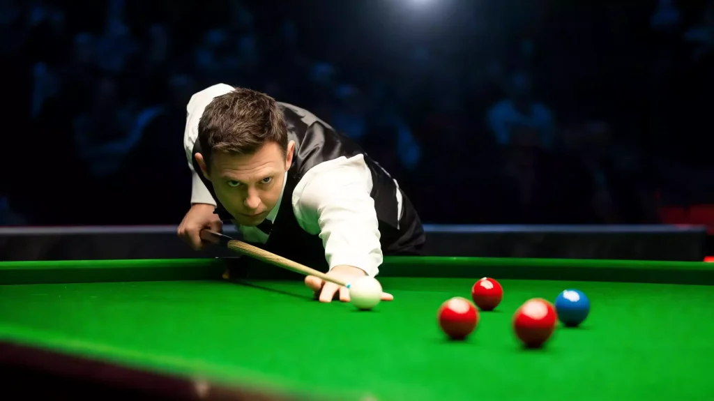 Snookerspieler im Anzug konzentriert über dem Tisch beim Live-Frame der Snooker WM 2026